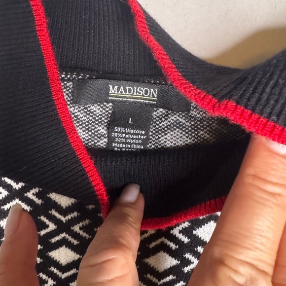 Madison Black and White Geometric Sweater Size Large.  #216 - Picture 12 of 14